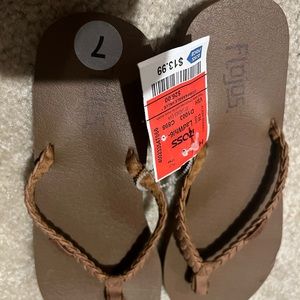 Size 7 brand new brown Flojos flip flops never worn still has tags